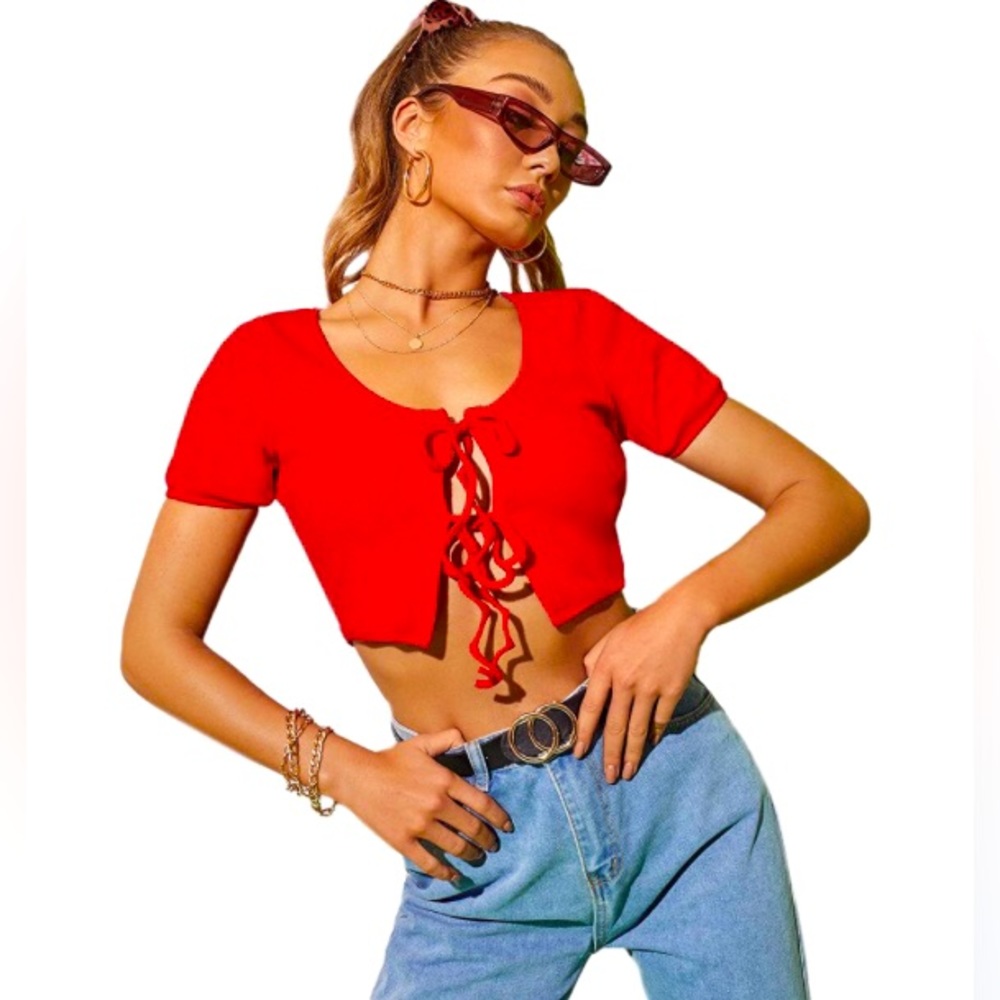 🫶🏻~~Low N Behold Powerful Red short tie up top~~